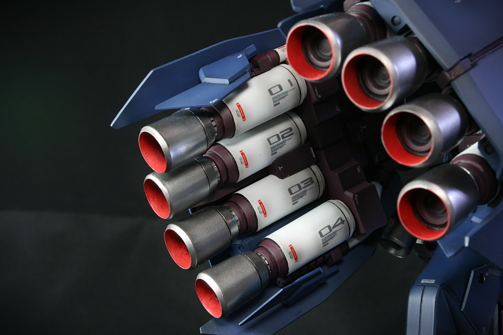 大分かかりましたが、これでもなんとか早く完成させようと質を諦めたり道具に頼ったりしたんです。仮組みすらしてません笑!組み上がるか不明なまま塗装まで突っ走りました!最後にエンボスヒーターで無理やり合わせてみたり。よくもまあ完成出来たなと。全然関係ないですが、ここ何度見てもジュアッグの手に見えません???