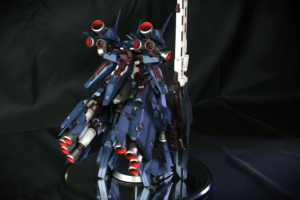 最後にイケメン顔画像を!と思ったのに、またリヤです!ここまでリヤばっかじゃないか…でも撮りたくなる背中。カッコいいのよ。なぜプラモ化されないのか。 さて、ひとまず完成まで漕ぎ着けることが出来ました。ここまで投げ出さなかった自分に拍手!泣そしてありがとう。皆さんの作品が私にモチベーションを与えてくれました!藤岡建機氏、ありがとう。この機体を産んでくれて。『夢はクジラにのって』買いましたよ。メダロットも大好きでした!次は何を作るか。やっちゃうか?ハイゼンスレイカラー…