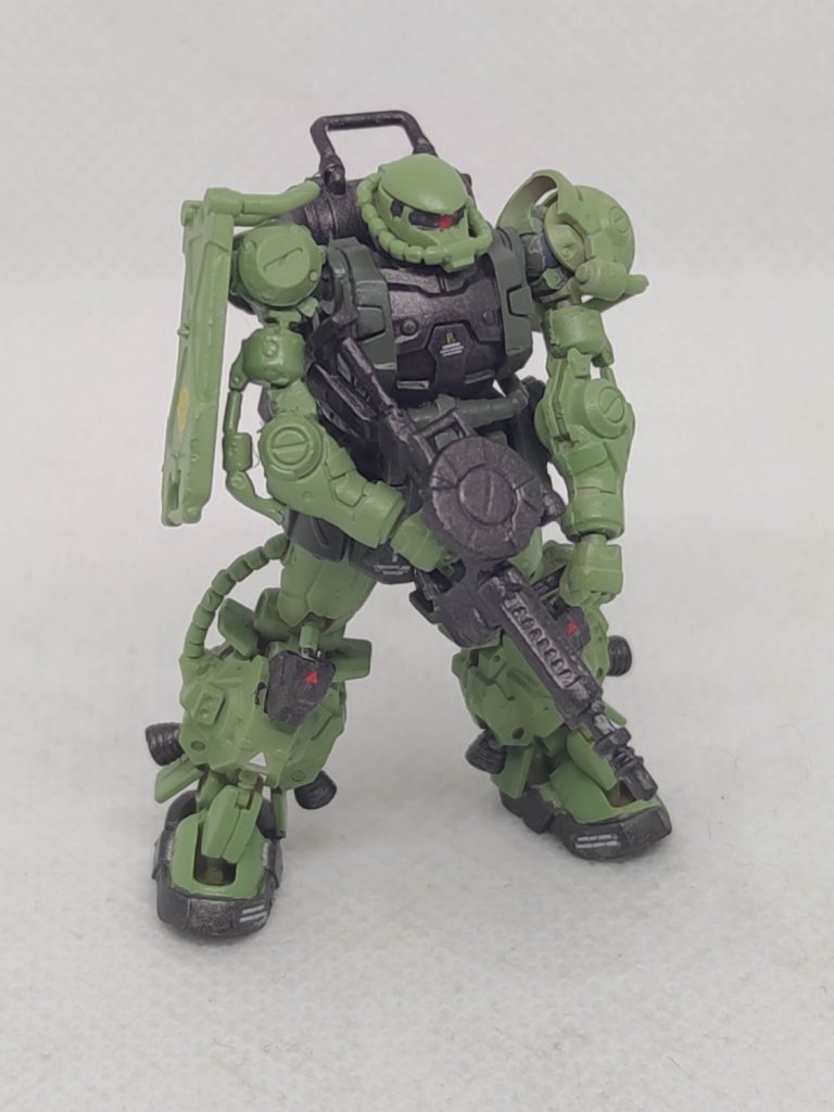 どうせ一部部品が折れたのならと、両腕にはボールジョイントを埋め込んでマシンガンの両手持ちが可能なようにプチ改造しました。