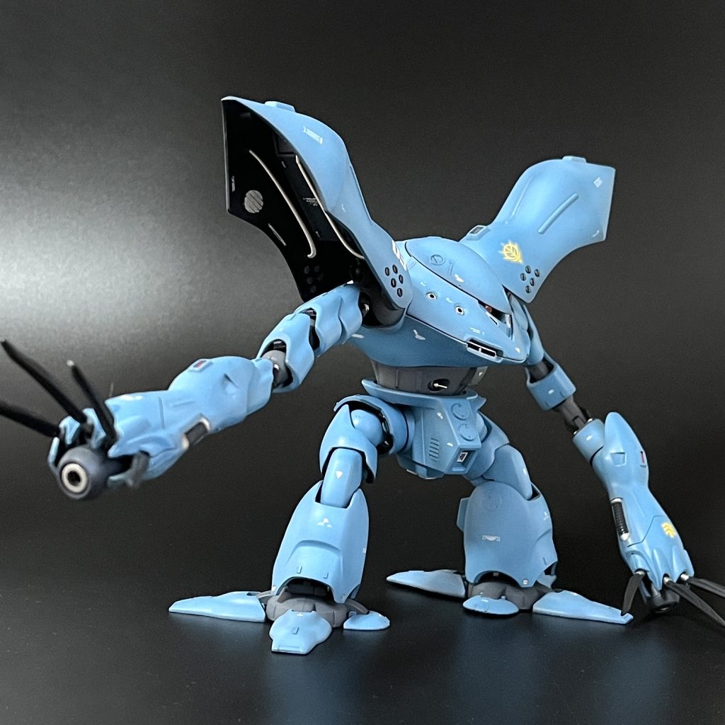 旧キットのパッケージ写真を真似してポージング!今見ても色褪せることのないドラマチックな箱絵が素晴らしいですよね。現段階でもトップクラスに好きな箱絵です。と言っても今回作ってるのはHGUCですけどね^^;