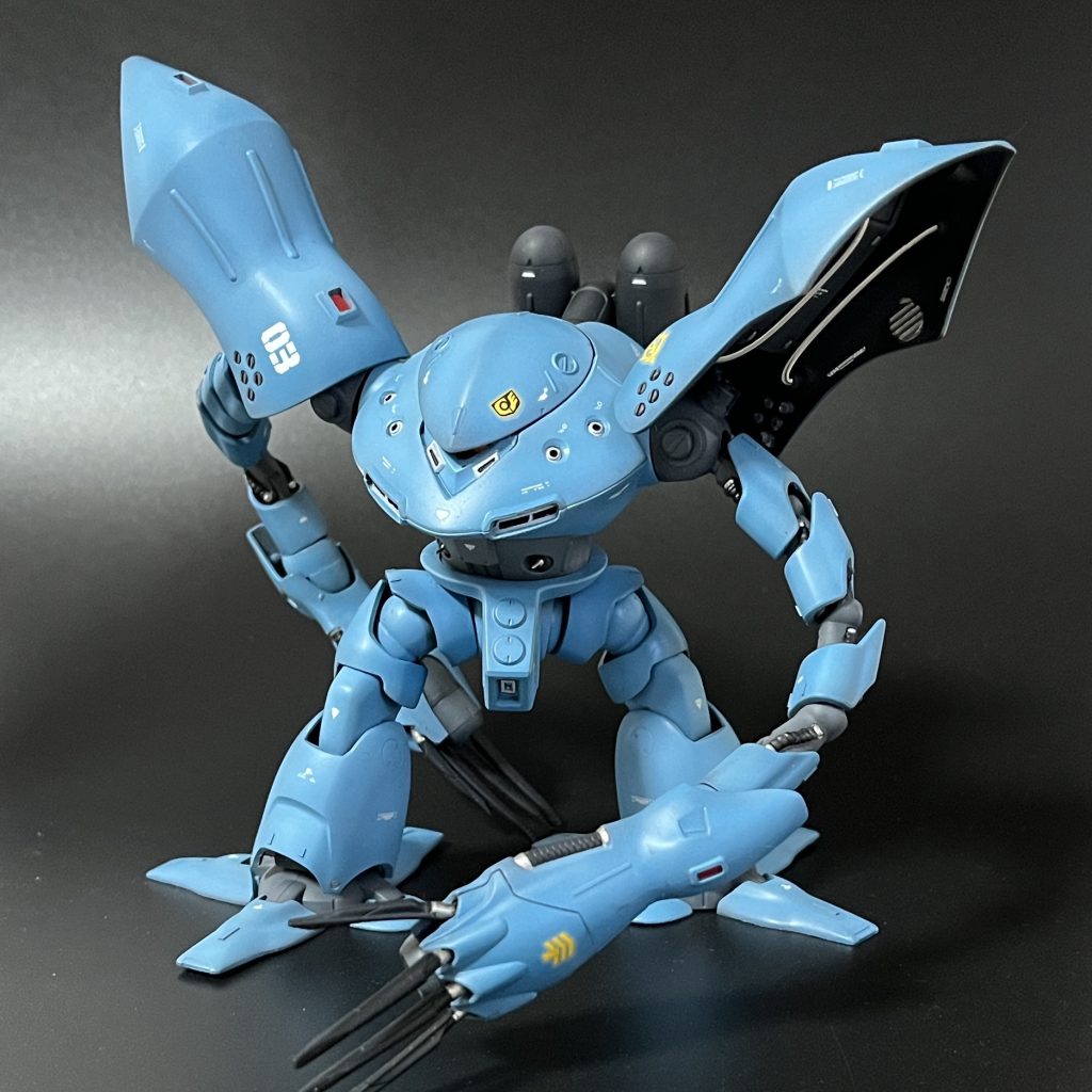 腕の節ごとに関節を仕込み、無改造のままではできない、しなやかに湾曲したポージングが可能です。チラ見せですが、肩内部にはディテールアップを施し、スプリングパイプを仕込んでみました。密度感が増して満足しています^^