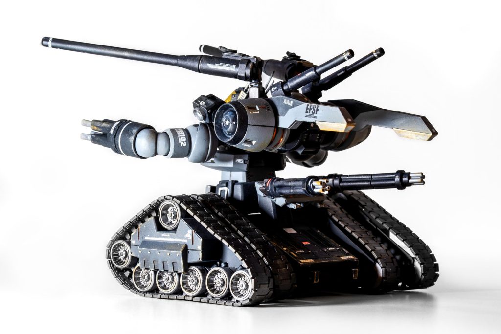 後方にもキャノン砲とガトリングガンを装備。