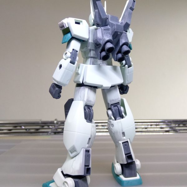 HGUC ジムⅢ進捗です。工作はほぼ終わりました。後回しにしていた足については、足首接続部をHGオリジンガンダムの余剰パーツを使って新造・後ハメ化、太ももを2mm延長するなどの加工を実施。また、肩のバーニアをそれっぽく新造。洗浄して塗装作業に移りたいところですがタイムアップ🫠また週末に再開します。（4枚目）