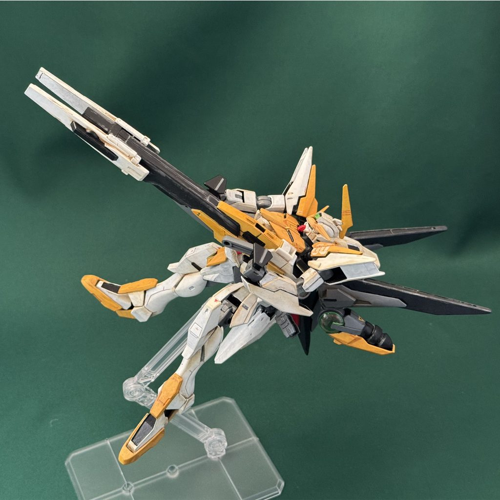 メガビームライフルは、AGE3ノーマルをベースにGNアーチャーなどのパーツを組み合わせました。エアリアル改修型のように胸の前で構えることもできます。いやいや「イデオンガン風」という方が、私にはしっくりきますね。