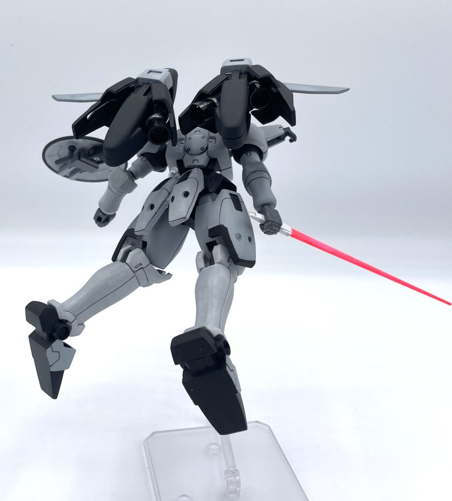 スーパーバーニアの成果、魅せて貰うぞ! トールギスの殺人的な機動力の源となるのが、バックパックのスーパーバーニアです。 この大推力スラスターが生み出す強大なパワーの為に、常人には扱うことは不可能であり、OZのエースパイロットであるゼクス・マーキスしか乗りこなすことが出来ませんでした。そのゼクスでさえ、トールギスを乗りこなすために数多くのテストをこなす必要がありました。 一般兵に扱えないトールギスは、長らく封印されることになり、本機を元にデチューンを施したリーオーやエアリーズと言った量産型MSが開発されていきました。