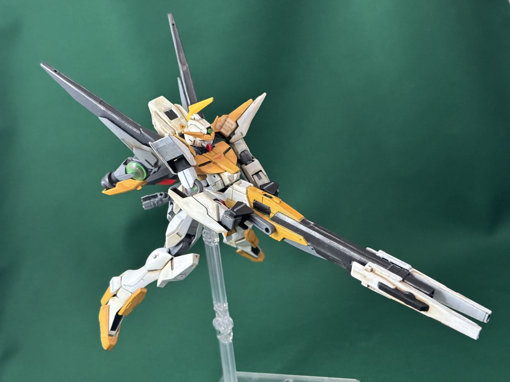 2024年になってやっと「ハルートやラファエルのプロトタイプ」という方向性で橙色をメインカラーにすることを決めて、塗装を開始しました。マスキングなしの筆塗りに挑戦しましたが、あまり思ったような効果が出ず、キツめにウェザリングしたら「歴戦の勇士」っぽいオーラが出てきたので『アーリーハルート』という名前に決めました。