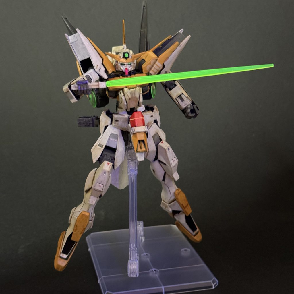 リアアーマーの裏側にビームサーベルを装備しております。基本色は、白、黒、オレンジイエロー、ニュートラルグレー。筆塗りするごとに、混ぜる割合を変えて塗り重ねました。