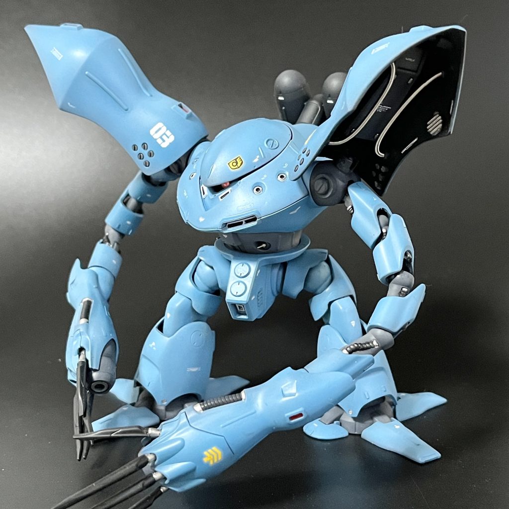 肩アーマーの接続方式も関節を仕込んで変更したため、無理なく内部を見せるポーズが可能です。