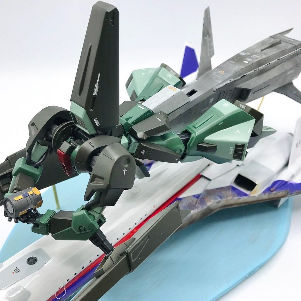 人間が乗る旅客機と比較すると、モビルスーツの怪物感が強調されて良いですね。