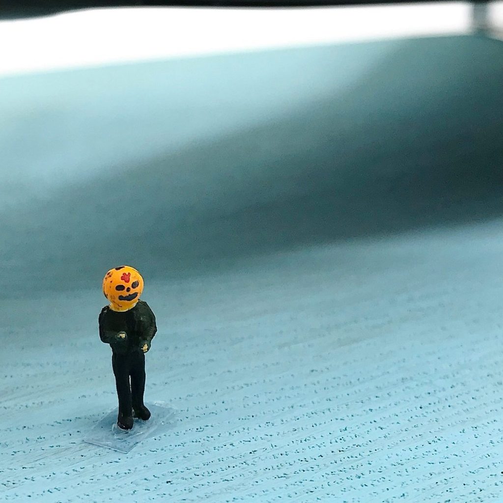 「カボチャ男」は鉄道模型の自衛隊フィギュアを簡単改造しました。心なしか、今にも踊りだしそうな姿にも見えますね