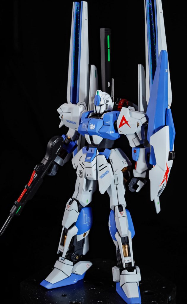 …というif設定で作った機体です。😅ま、実は以前に同じ作品をネットで見つけてこのカラーリングに惚れてこれカッチョいい！マネしたい！と思ってやってみました。アムロ専用機というと赤い機体も思い付きましたが赤は今話題のあの人っぽいのでこの白と青のカラーリングにしました。