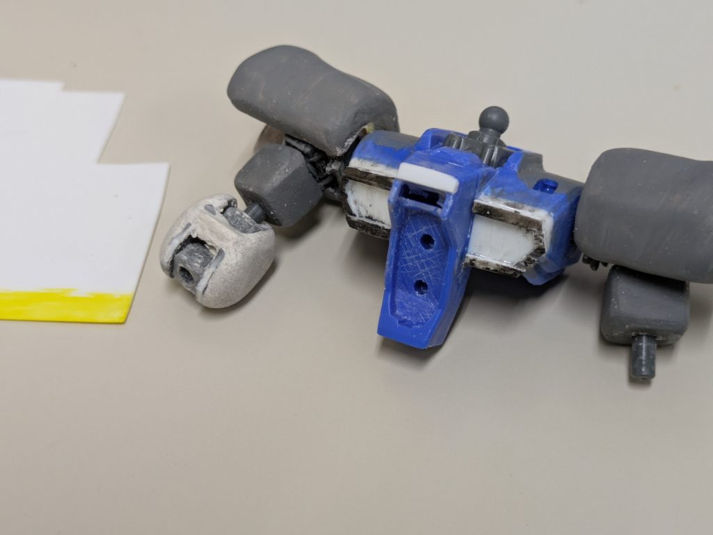 胸部パーツはジャンク化していたHGUCゼフィランサスを芯にしています。下半身はシルヴァ・バレトを一部使っていますが、腰アーマーは小型化したり、等身の都合で関節は新造したりして、全領域に手をつける沼にハマりました。