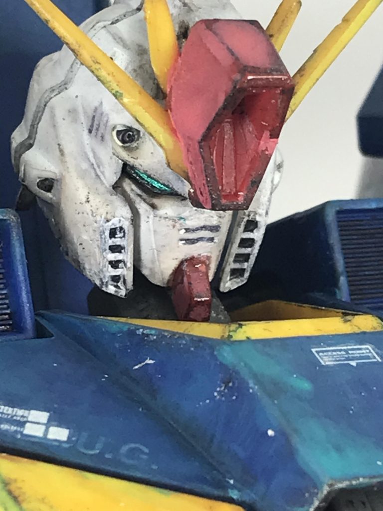 ドアップ…しかし…かなり汚ねぇ…だがそれがいい!!アクリルガッシュウェザリングを追加する前に貼ってあった…右胸のエゥーゴデカール…薄ら残ってるのがポイント🙄(笑)デカール剥がしてからウェザリングしろよって?そこはお手抜き汚モデラーの私ということでお許しを…細かいことはこだわらないのが、お手抜きモデラーの長所?🤔w以外作業工程