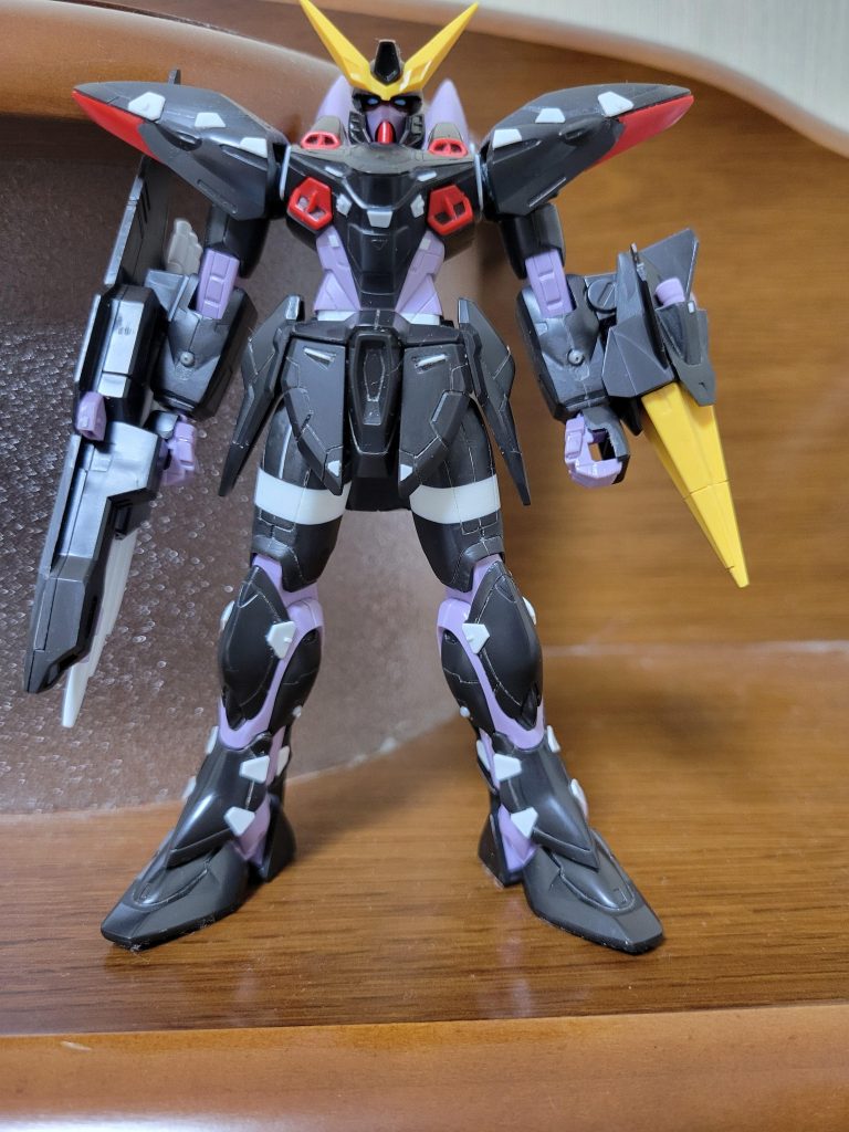 黒色系のプラモだから、画像に映らないと思ってたディテールと粗がはっきりわかりますね…。簡単に作れると思ってたんですが、なかなか納得出来る完成が見えませんでした。