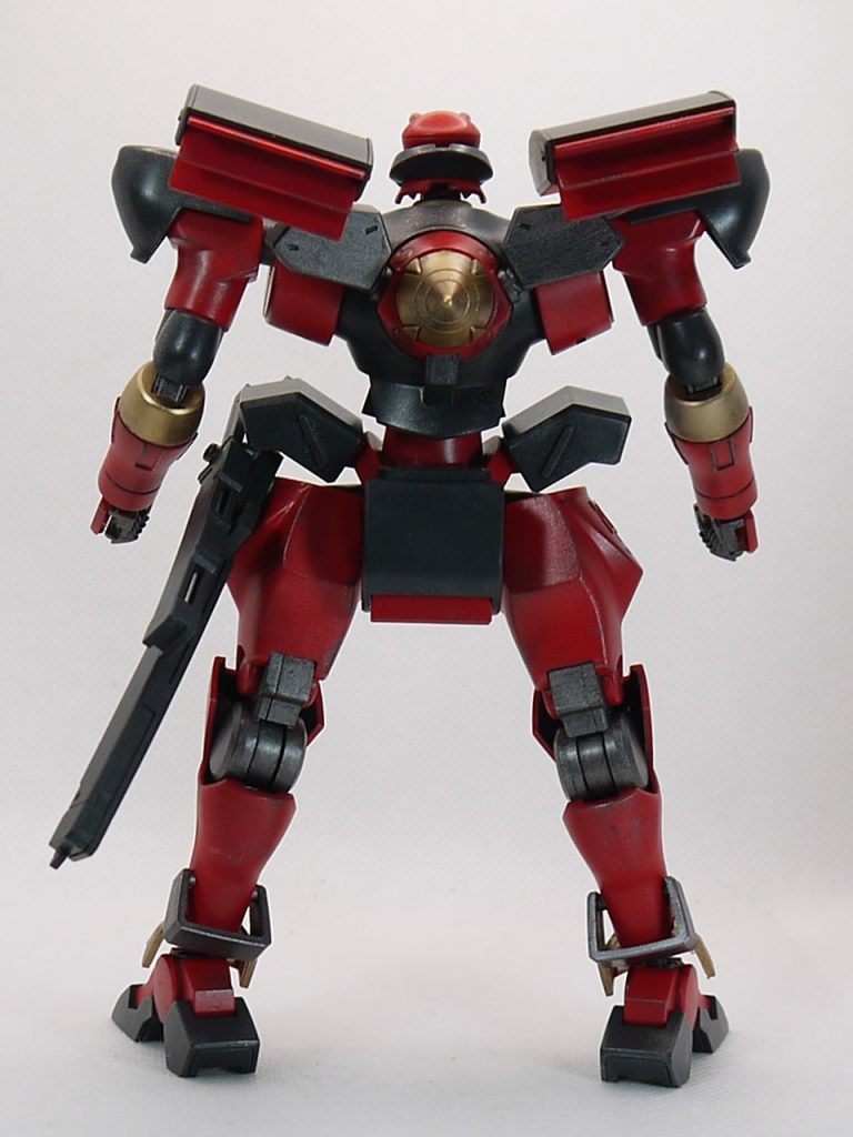 黒が入ったことでより甲冑ぽくなりましたね。  デザイン的に横幅がありますが、頭頂高も設定の20.6mより大きいんじゃないですかね。棚の隣に並んでいる23.4mのドライセンとほぼ同じ大きさです。