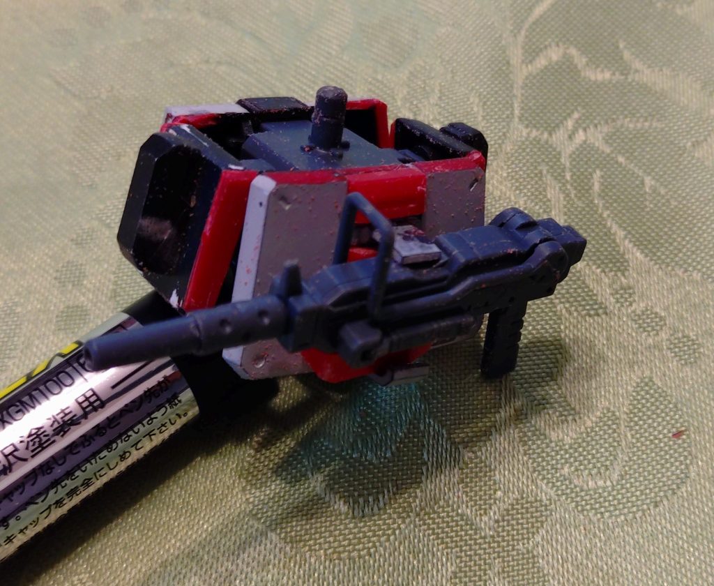 腰周り。隙間が目立ったのでサイドアーマーをランナータグで両端厚み増し。フロントアーマーもフチの部分にランナータグを積層し、中央に向かって斜めになるようヤスリがけしています(写真でチラッと見える赤い部分)。これによってフロントとサイドの隙間を埋めつつ、斜め上から見た時の上半身との間のスペースも少なく見せることが出来ます。後部アーマーはサイドやフロントに比べて高さが一段低かったので、取り付け位置を若干上げています。その分下が持ち上がるので、他と同様に単純に上に幅増しすれば良かったかもしれません。今回はX上で見かけたコンペにこれで参加させていただきました。普段から展示会に参加されるようなクオリティの高い方々に混じらせていただいたので結果は言わずもがなでしたが、参加させていただいたことに感謝です。講評も聞かせていただいたのですが、まずは細部の加工より、全体バランスを見て綺麗に仕上げることが大事なのかな、と感じました。全体のバランスを見た上で必要に応じて細部を仕上げていく感じかなと。スジ彫りや塗面の話もためになる話ばかりでした。次の次辺りで試してみたいと思います。そして何より大事なのは、やっぱりそれらを丁寧にやって締め切りに間に合わせるタイムマネジメントなのかな…と思うコンペでした。本当にためになる機会でした。