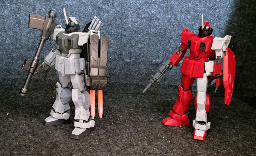 武器は違いますが、変更前後の比較。陸ジムが2体入っているのでこういった比較やいざという時の予備パーツがある安心感もありますね。変更後の方は分かりにくいですが迷彩デカール貼る前の画像ですね。
