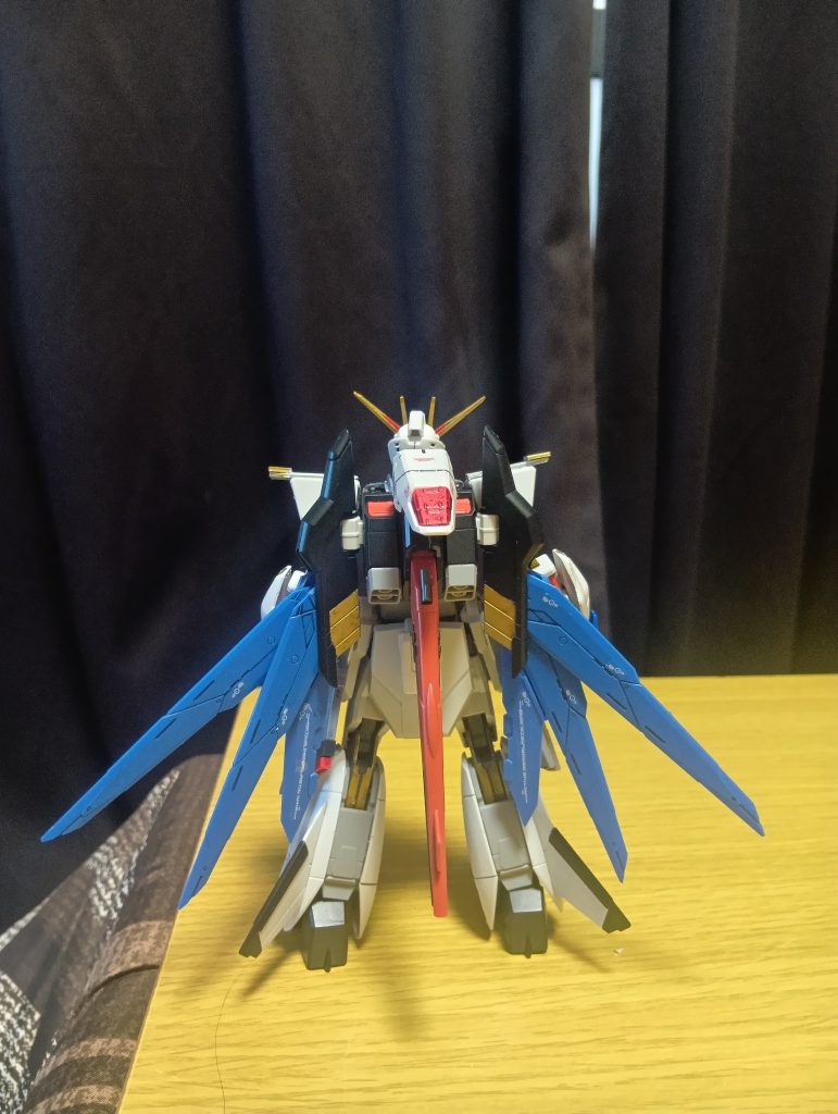 バックパックはフリーダムの羽根と肩パーツを付けました羽部分は可動します