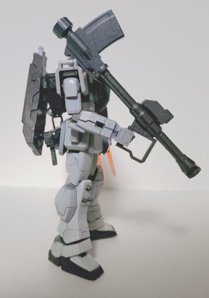 側面。反対側はヒートスパイクで隠れるので割愛。太もも側面にもスジ彫り追加。スジ彫りはフリーハンドでデザインナイフで入れてます。右スネの突起はランナーの細い部分で延長。手の甲は後述。