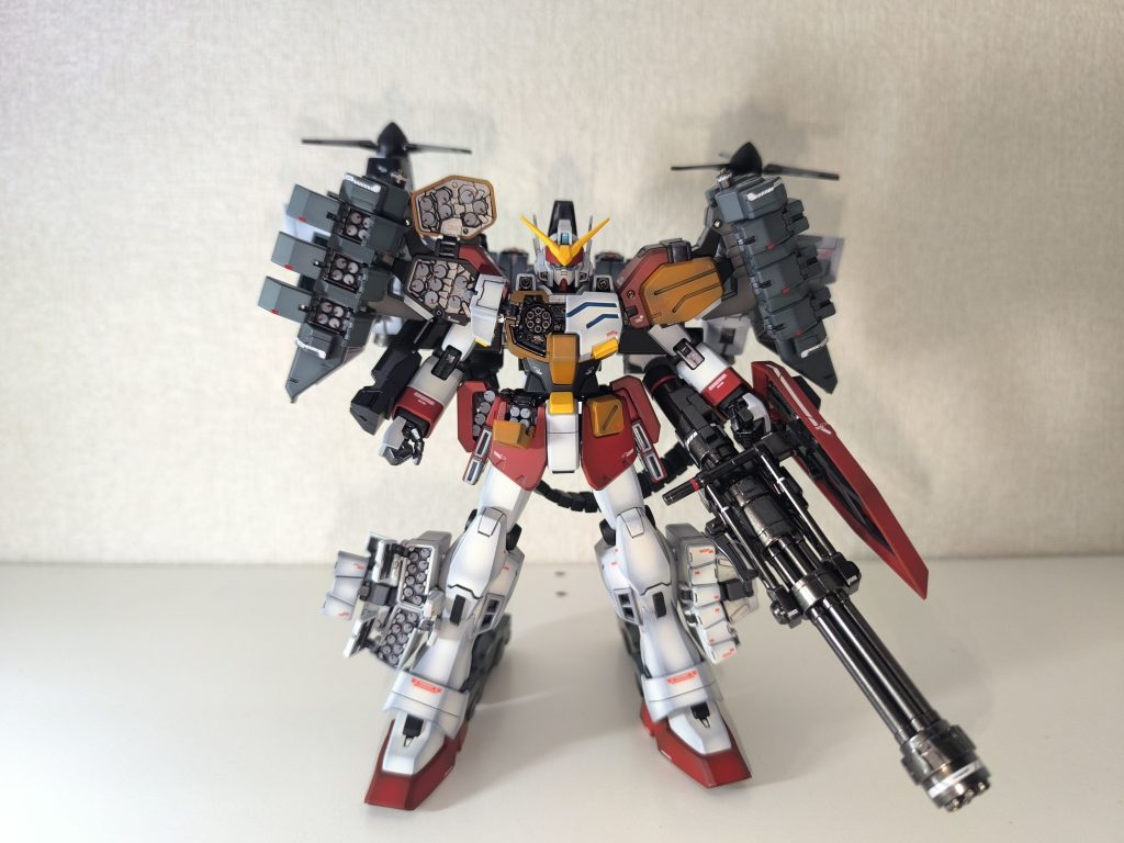 デカいガトリング+ミサイル増々いいですよね。増々にしたのは良いのですが、ダムゼルフライが邪魔でイーゲル装備の肩ミサイルの後側のミサイルはローターを直撃します。