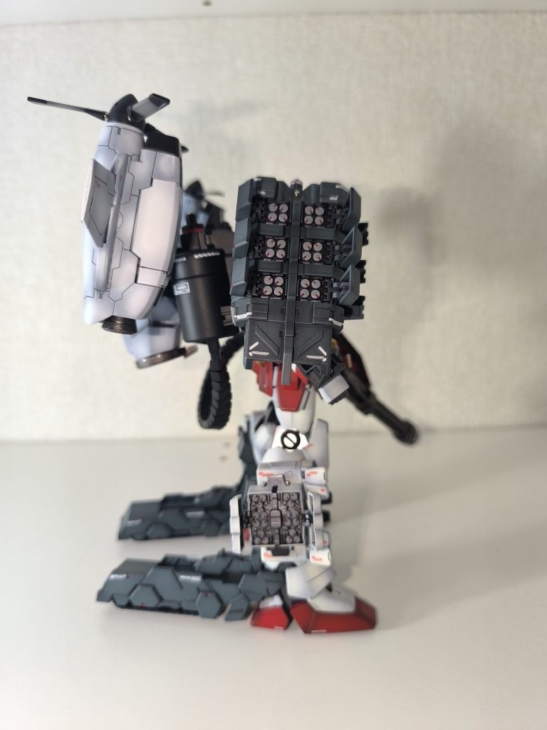 ヘビーアームズ本体のミサイルは別パーツなので塗分け楽々ですが、イーゲル装備の肩ミサイルは一体なので塗分けは面倒でした。手間をかけた分の満足感があります。