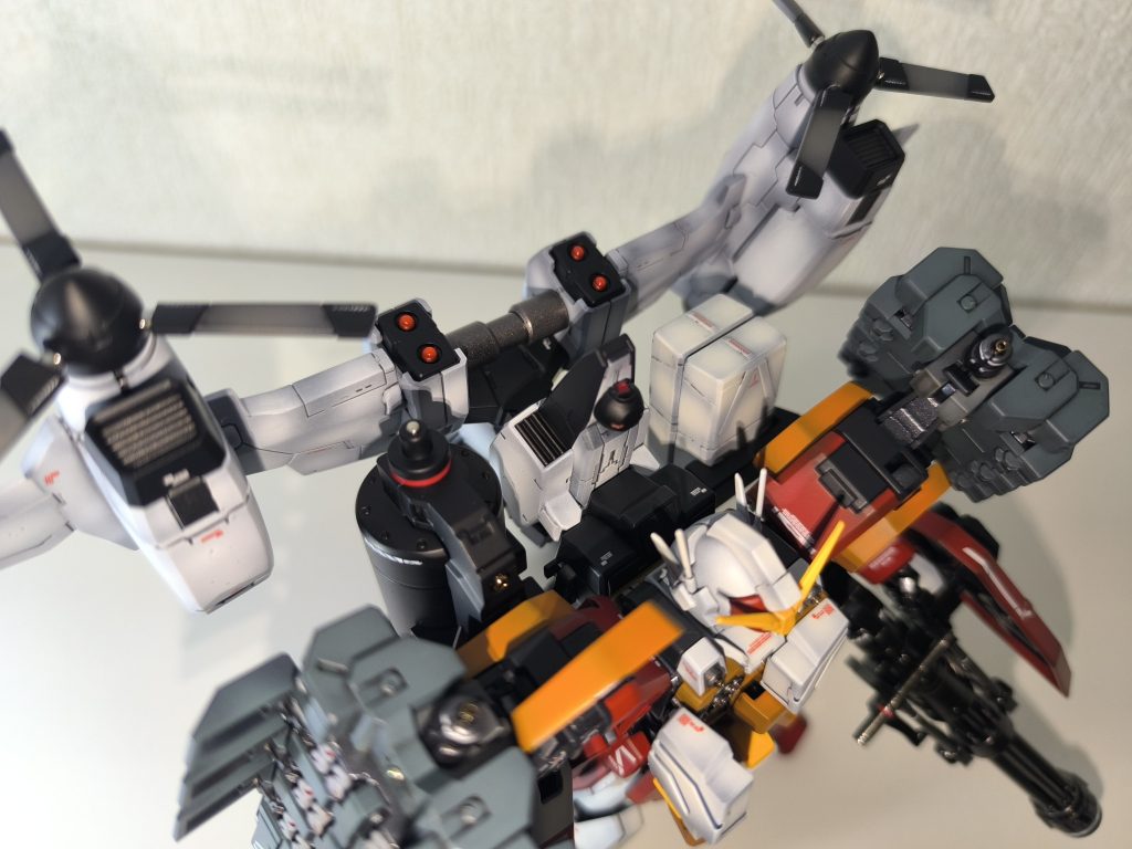 ウェポンラックは右はガトリング用のタンクが付いていますが、左側が空いているので予備ミサイルコンテナを付けました。イーゲル装備で余る足のミサイルコンテナを利用していい感じにスペースを埋めれたと思います。