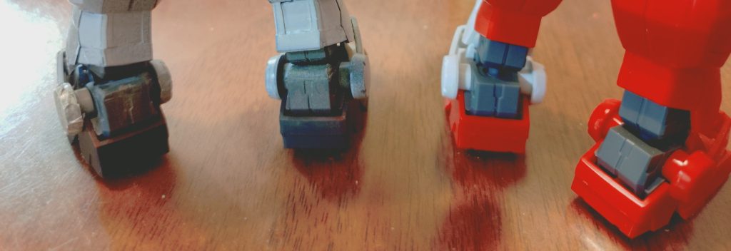 一番気になってた足周りの加工。左の白っぽいのが加工後、右の赤いのが加工前です。ふくらはぎ側の内部パーツの露出が多く、ボールジョイントも丸見えなため、ふくらはぎ側にランナータグを3ミリ幅で切り出して貼り付け隠しています。また足首側のカカトにもランナータグを積層してボールジョイントも見えなくしています。