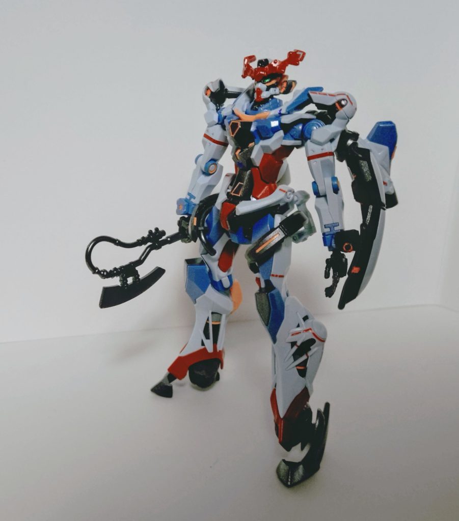 反対側側面。部分塗装はシタデルカラーとガンダムマーカーを使ってます。オレンジの部分はシタデルのファイアブライトドラゴン。すごい名前ですが、明るくはっきりしたオレンジ色です。レイヤーという下地を作ってから上塗りする用のカラーなのですが、下地が無くても負けずに発色します。はみ出た部分は爪楊枝でカリカリするだけで取れるので、見た目より簡単です。角の白い部分はシタデルのコラックスホワイト、バルカンみたいなポチポチしたトコはガンマカのヘビーガンメタリックです。シタデルはちょっとお高めですが、発色が強力ですし、部分塗装なら一生使い切れないと思うので何色か持っておくと心強いですね。そう思ってから何色も買い集めちゃってるんですが…ちなみに今回の部分塗装は全部爪楊枝だけで塗ってます。