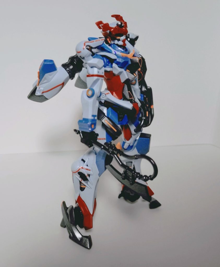 組み立ての総評。タッチゲートではないですが、ランナーからの切り離し部分がスゴく細く作られていて、タッチゲートよりも綺麗に仕上げやすい印象がありました。また、関節をランナー塗装してますが組んだり動かす時にハメにくかったり、動かして硬い等の困ることがなく、クリアランスもよく考えられているな、という感じを受けました。難点はただ一つ。老眼には優しくないです(笑)顔面の色分けが細かいパーツで行われているのと、ラインのシールも繊細で…パーツ紛失の恐れもあり、近眼用メガネの付け外しが忙しかったのもありで、製作過程を撮る余裕が一切ありませんでした。TV版本編も、これがガシガシ組めるような若い方向けの明るい作品になって欲しいですね。