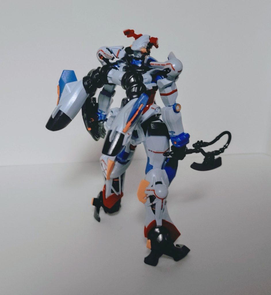 背面。実はHG GQuuuuuuXの最大の弱点です。かなり色分けがされているキットなのですが、バックパックは他と比べると塗り分けが不足していて、基部の白い部分や端っこのオレンジ、各所の黒(グレー?)が抜けてます。ここをちゃんと塗り分けてあげられれば出来栄えがもう一段階上がりそうです。自分は基部の白い部分が丁度よい青系の白を持ってなかったので断念。