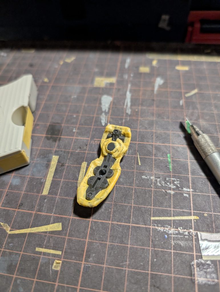 シールドの塗り分け。せっかく塗装したのにシールド裏が全然写ってなかった…これ以外にも角や肩のスラスターなど、意外と気になる部分の色分けがされてなかったので、ガチ素組みという訳にはいかなかったのがちょっと残念でした😅でも肘や膝など、ありそうで無かった関節の作りが独特で、二重関節のように曲がりすぎず、より人間に近い可動範囲になってるのは斬新でした。ただ、肘は丸モールドのパーツで挟み込めるので丈夫なんですが、膝は太もも下側とふくらはぎ上側を横1軸で繋ぐだけなので、動かしてるとたまに取れそうになっちゃうことがありました🤔今回は以上になります!まだいつ放送するかは決まってないみたいですが、先行上映を観たら一気に惹き込まれて、もう続きが気になって仕方ないです!😂時節柄まだまだ寒い日が続きますが、風邪やインフルに負けず、この冬を乗り切っていきましょう!💪ここまでご覧下さり、ありがとうございました!👋