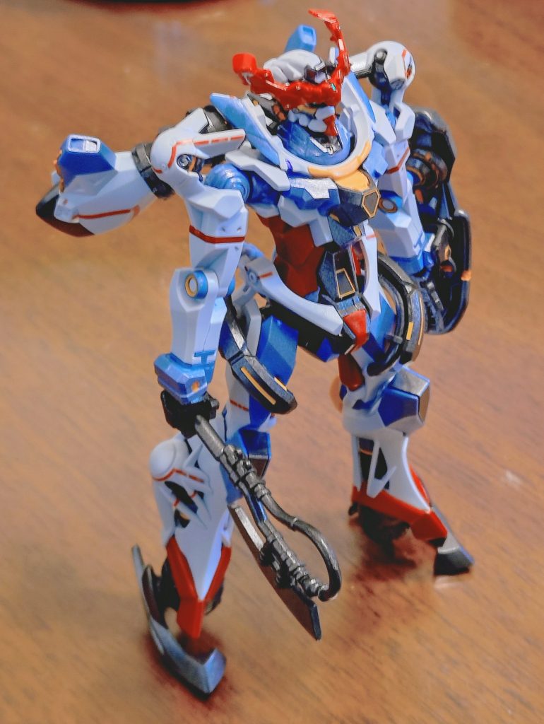 トップ画像の加工なし版。スプレー缶ランナー塗装→シール→筆で部分塗装、という流れで塗装しています。白とオレンジはホワイトパール、関節等はライトガンメタル、赤はピュアメタリックレッドで水色部分はパールライトブルーです。特にパールライトブルーは今回の水色に合うのでオススメです。パール系、メタリック系で全体を塗って、パーツの端っこ等のスミ入れを明るいシルバー系で行うとメタリックコーティング風に見えるので楽しいです。写真であまり伝えられないのが残念…