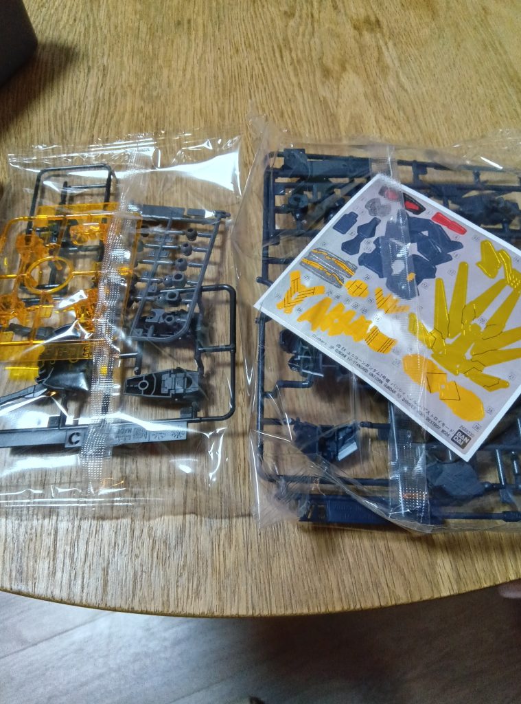 パーツは、２袋あります。とにかくシールが多くありました。