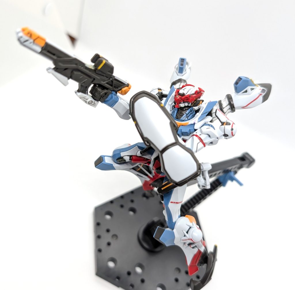 ビームライフルで正体不明機を狙うジークアクス!独特だけど少しポップ感もあるオリジナルの形状。「これで完成!」と思った矢先に、色分けがあることに気が付いて慌てて塗装しましたw背中のフレキシブルなブースターは結構グリグリ動くので、意外と表情付けができて楽しいです😁でも接続部の塗り分けが思ってた以上にホワイト過ぎちゃって、ちょっと違和感が…💦
