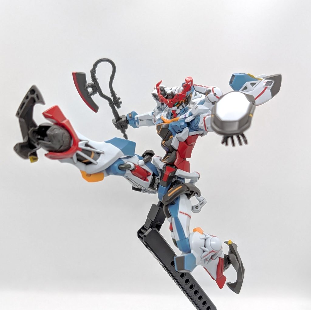 敵機の顔面を蹴り上げるジークアクス!マチュが搭乗してから飛躍的に性能が上がる演出が激アツでした!ヒートホークも赤熱してたので、刃先だけ塗装しましたが、ちょっと赤くし過ぎたかも…。これじゃ血が付いてるみたい😭つま先裏の肉抜きを埋めようか迷ったんですが、こういうデザインかもしれないので一旦保留…