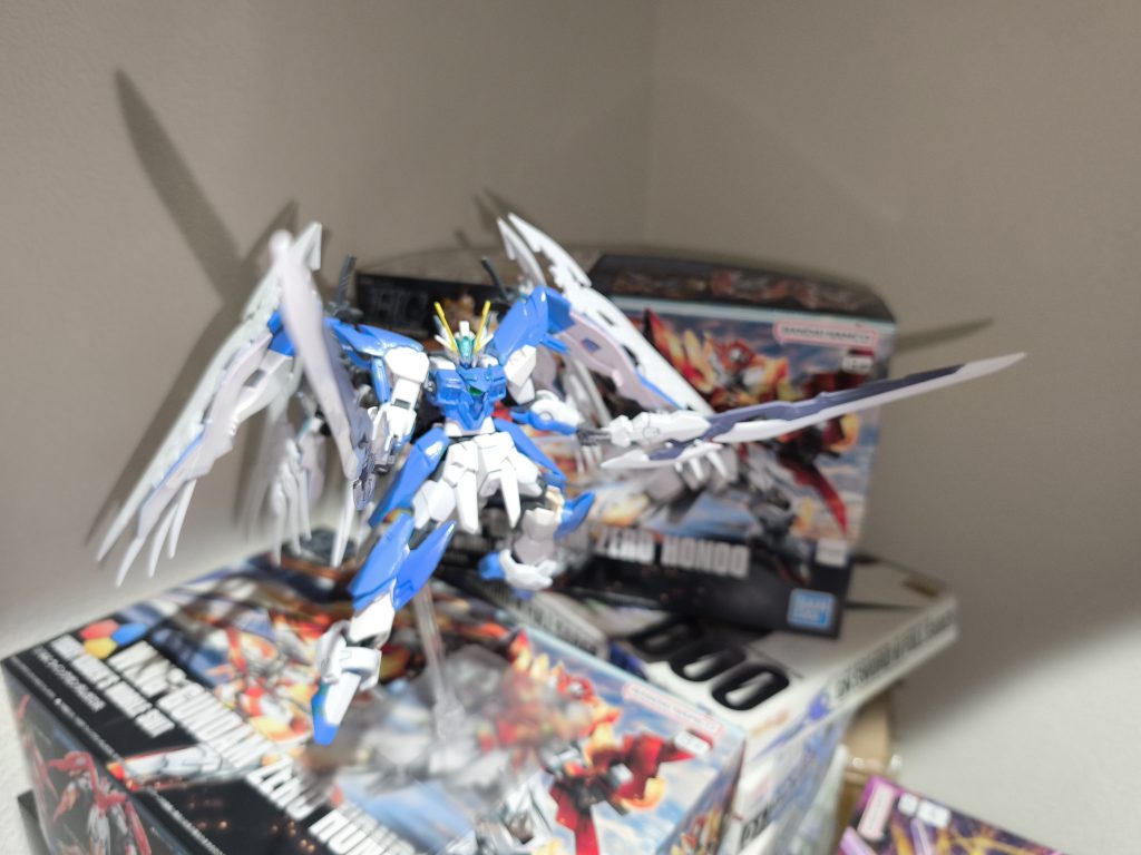 前回、ガンダムマーカーのトップコートを吹いてしまった為、塗料が割れてしまったことから今回はMr.カラーの水性トップコートをかけてあります。これで割れないと思います?現在、ウィングコンが開催されてることで、今から作ってると間に合わないので前回作った作品をリファインさせていただきました。