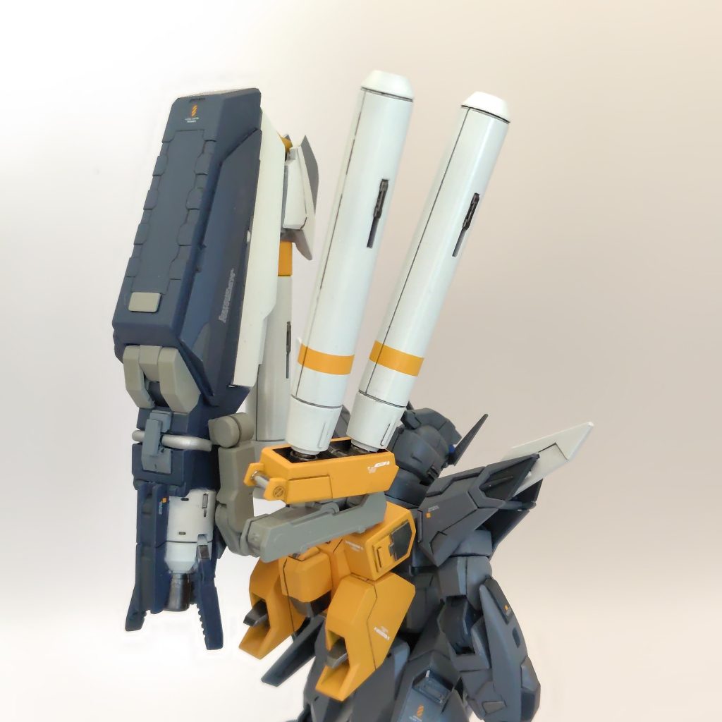 後ろはこんな感じ。メインスラスター部と左右にウエポンベイってイメージです。