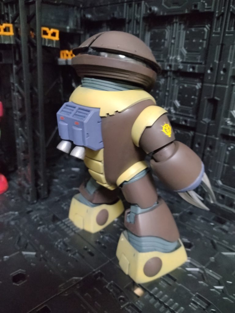 後ろ側からアッガイをみてると　小学生の頃に映画館でみた「ガンダムⅡ 哀・戦士編」 を思い出しますあの頃もガンプラ入手困難だったなぁ。。。