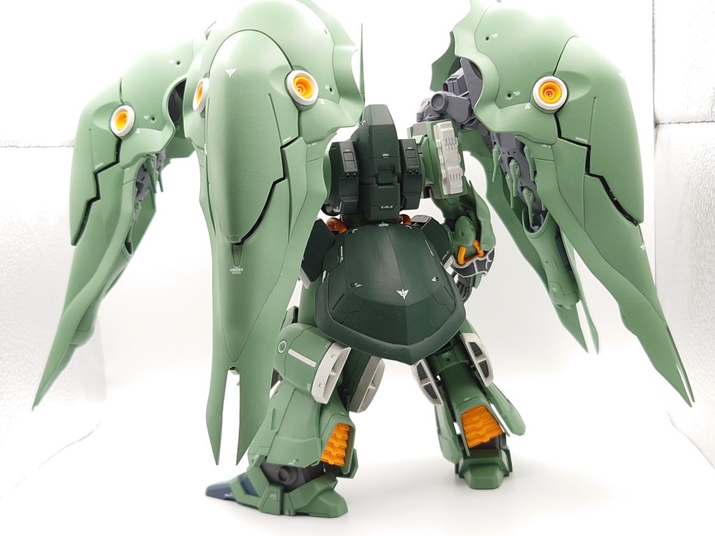 連邦側から「4枚羽」と呼ばれていますがその特徴的な4つのバインダーはかなりの大きさで1枚がそのへんのHGキットの全長くらいあります😀本体のボリュームアップに負けないようにバインダー自体も先端をこちらもプラバンとパテで10mm程度延長しました✨ バインダー中央部分はパカッと開けましたが雰囲気だけです(zaku-kao4) また合計24基もあるファンネルも劇中のカットの色味を参考にして少しですが塗り分けしました✨