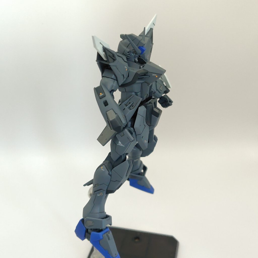 本体はメタルビルドなど参考にマッシヴになるよう盛りました。胸部、肩から二の腕、太ももなどはかなり形状が変わってます。