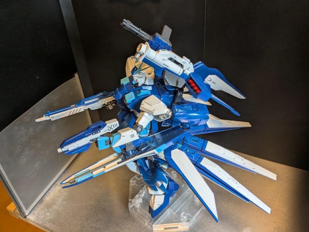 武装は、右手にビームライフル。左手にビームガンとシールド。両肩から、バズーカとガトリング砲。あとは、額のバルカンと背中のフィンファンネルです★