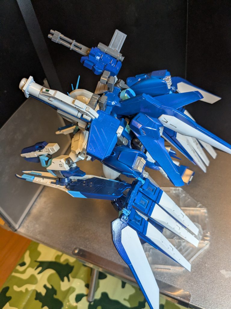 翼の固定が大変でした。フィンファンネルって、意外とデカいし重いし😅