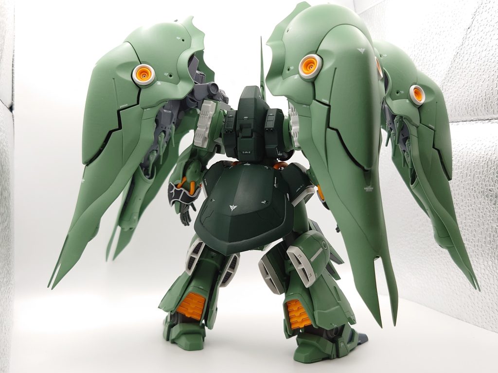 バックショットです あまりくどくなりすぎない程度にスジ彫りを施しています😊デカ一ルも全体的にサラっと貼りその他ピンバイスで穴開けたりパ一ツ追加して所々ディテールアップを図ってます😀