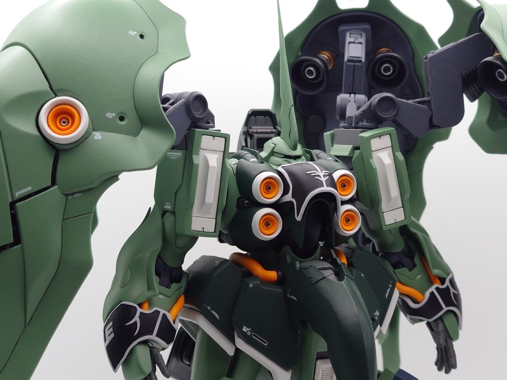素のままだと全体的に華奢なスタイルであると感じ 重モビルスーツらしくどっしりとした外観となるように改修してみましたよ😀 頭部はトサカ延長し両耳部分もプラバンで幅増し、両頬付近にある動力パイプとクチバシ先端の干渉する基部を下方に埋め僅かながら顎が引けるようにしました✨ 胸部メガ粒子砲基部はプラバンとエポキシパテでボリュームアップ&形状変更し砲門は金属パ一ツを使用、肩部ブロックもぐるっと一周プラバンを貼り厚みを持たせました 胸部マシン・キャノンもパ一ツ追加でディテールアップを図ってます😀