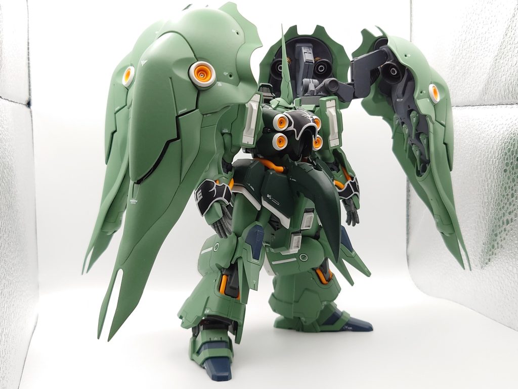 決して最新とは言えないまあまあ古めのこのキット 多くのモデラーさん方の作例を参考にさせていただきながら、 自身のアレンジを加えつつ 技量も知識もないのに可能な範囲で全体的に改修して製作してみました(gundam-kao10)