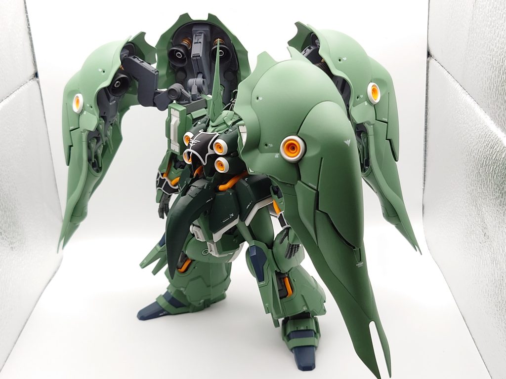 クシャトリヤはネオ・ジオンが開発した20m級サイコミュ搭載機でクィン・マンサに匹敵する機能を有しながら小型化された機体であります(gundam-kao3) HG1/144スケールでも大きめのキット 筆塗りするだけでかなりの時間を要しました(zaku-kao9)