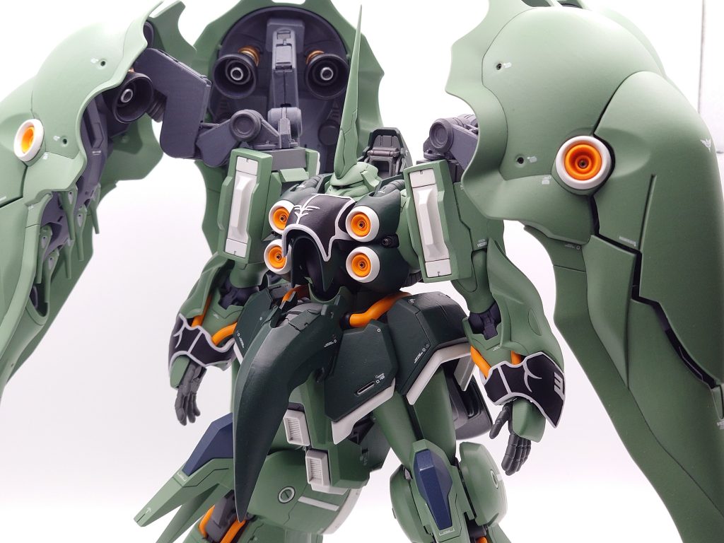 胸部と両腕部にあるエングレービングは下地にラッカー系ホワイトを塗り上からエナメルブラックを乗せて 後に溶剤で拭き上げました 塗装しやすいよう腕部は後ハメ加工を施しました😀 また腰部は前後左右ア一マ一等のパ一ツ幅増し両足部分も大腿から下腿にかけてプラバン積層やパテ使用して幅増ししております😊 股下部パ一ツも下方向に下げ設置して あとつま先と踵もプラバンで2mm弱程延長しています✨