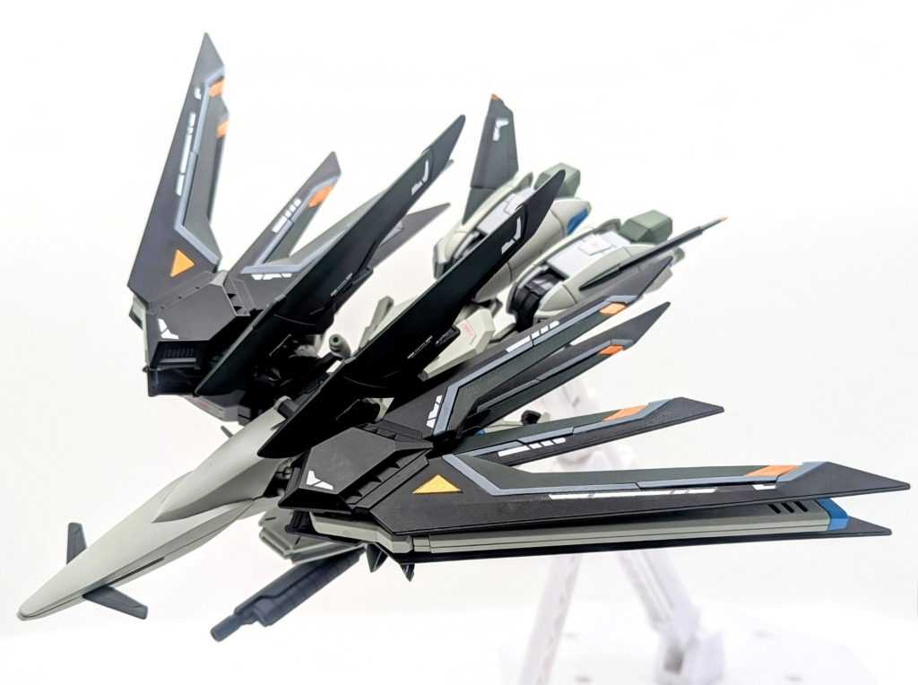 ・変形脚部を折り畳むこと以外は基本的にオリジナルのライジングフリーダムと同様であり高い推進力と整流効果を発揮する。脚部の翼が増えたことで整流性が向上し、一般パイロットでも安定した飛行が行える。