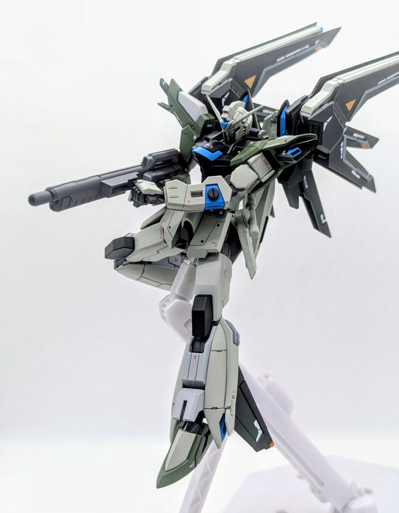 ・73式高エネルギービーム砲「ホノイカヅチ」ムラサメ改と同型の中距離射撃用のビームライフル。フォアグリップの使用により射撃の安定性が向上している。大気圏の熱に耐えられるよう耐熱処理が施されている。