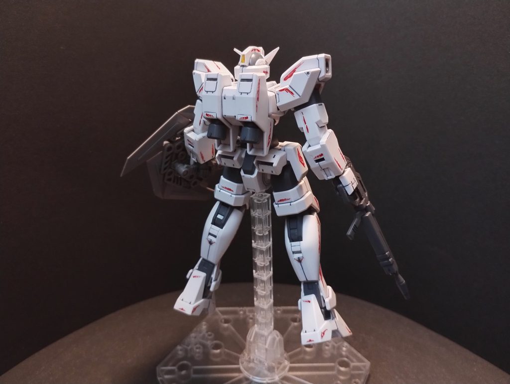 子供が適当に遊んでリサイクルショップに処分したのかどうかは不明ですが、修繕にあたって頭部と両手部分に手持ちのジャンク品を取り付け、尚且つスミ入れとデカールの貼り直しというお手軽改造を行っています。今回も前回同様無塗装です。